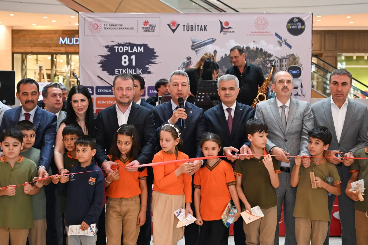 Rektör Okumuş BİLİMFEST’te Öğrencilerle Bir Araya Geldi 5