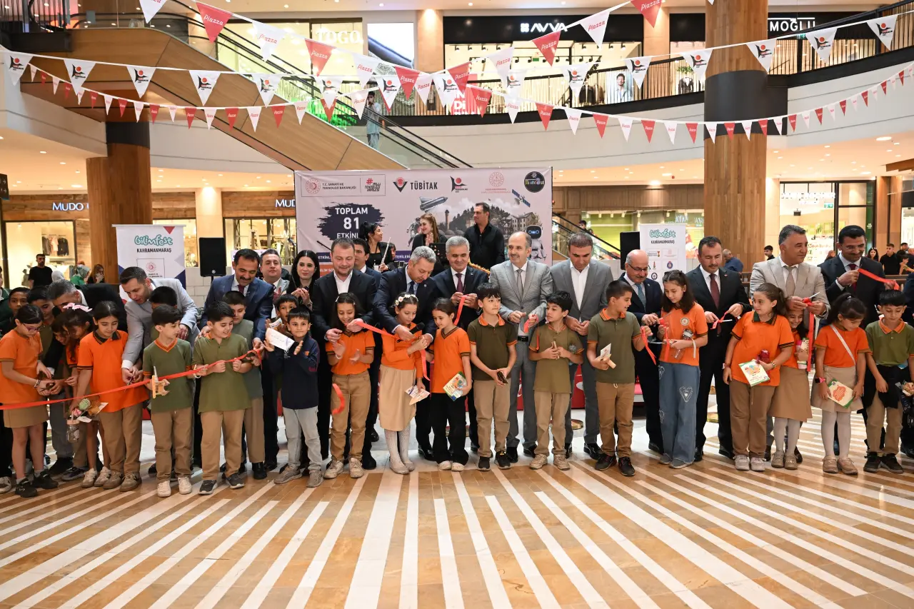 Rektör Okumuş BİLİMFEST’te Öğrencilerle Bir Araya Geldi 6