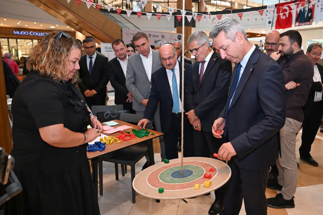 Rektör Okumuş BİLİMFEST’te Öğrencilerle Bir Araya Geldi 3