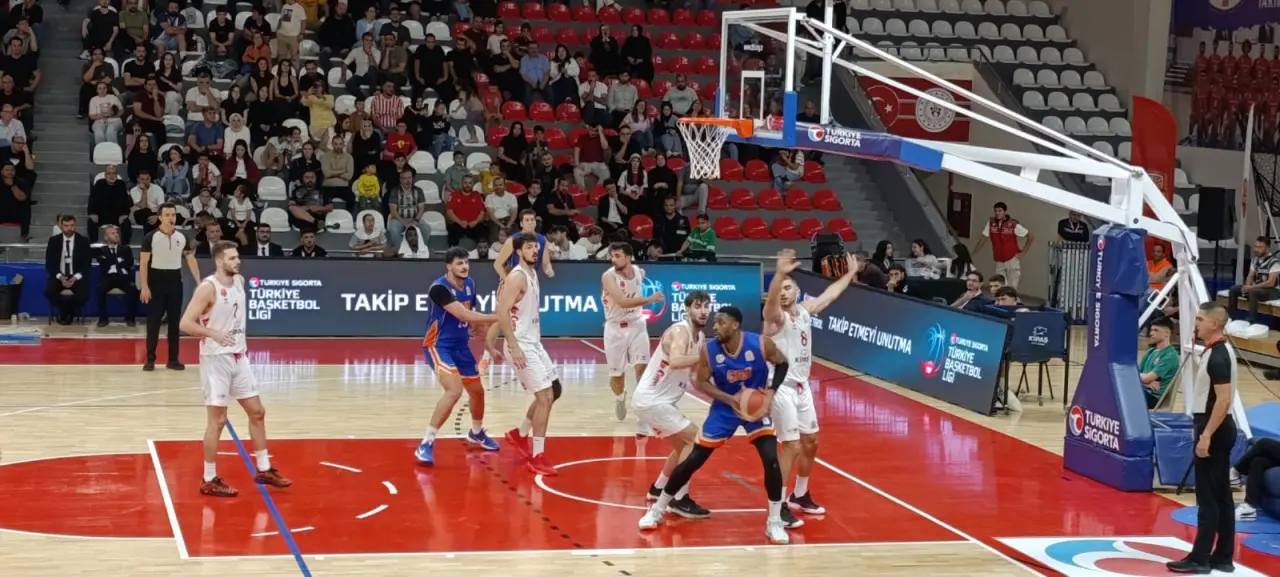 Kipaş İstiklal Basketbol evinde 114 sayı attı, zirveye yükseldi 5