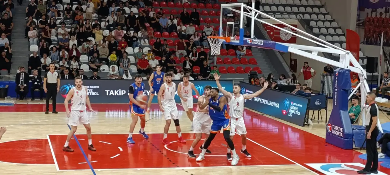 Kipaş İstiklal Basketbol evinde 114 sayı attı, zirveye yükseldi 3