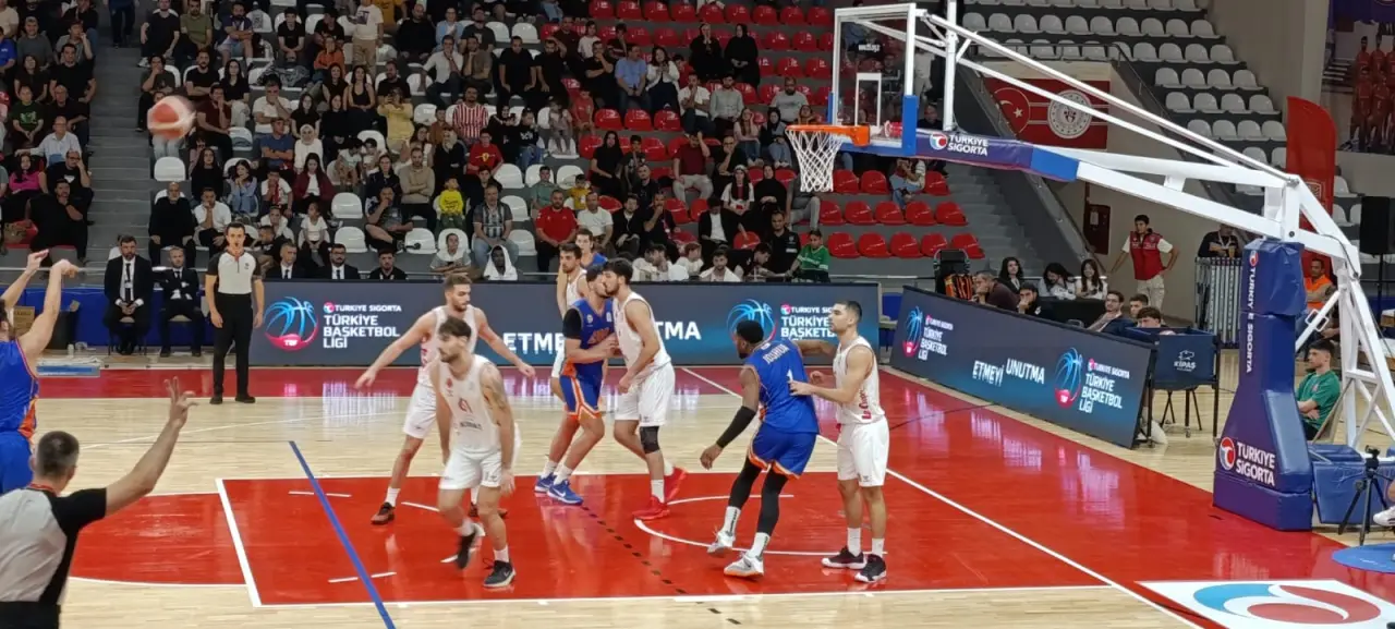 Kipaş İstiklal Basketbol evinde 114 sayı attı, zirveye yükseldi 2