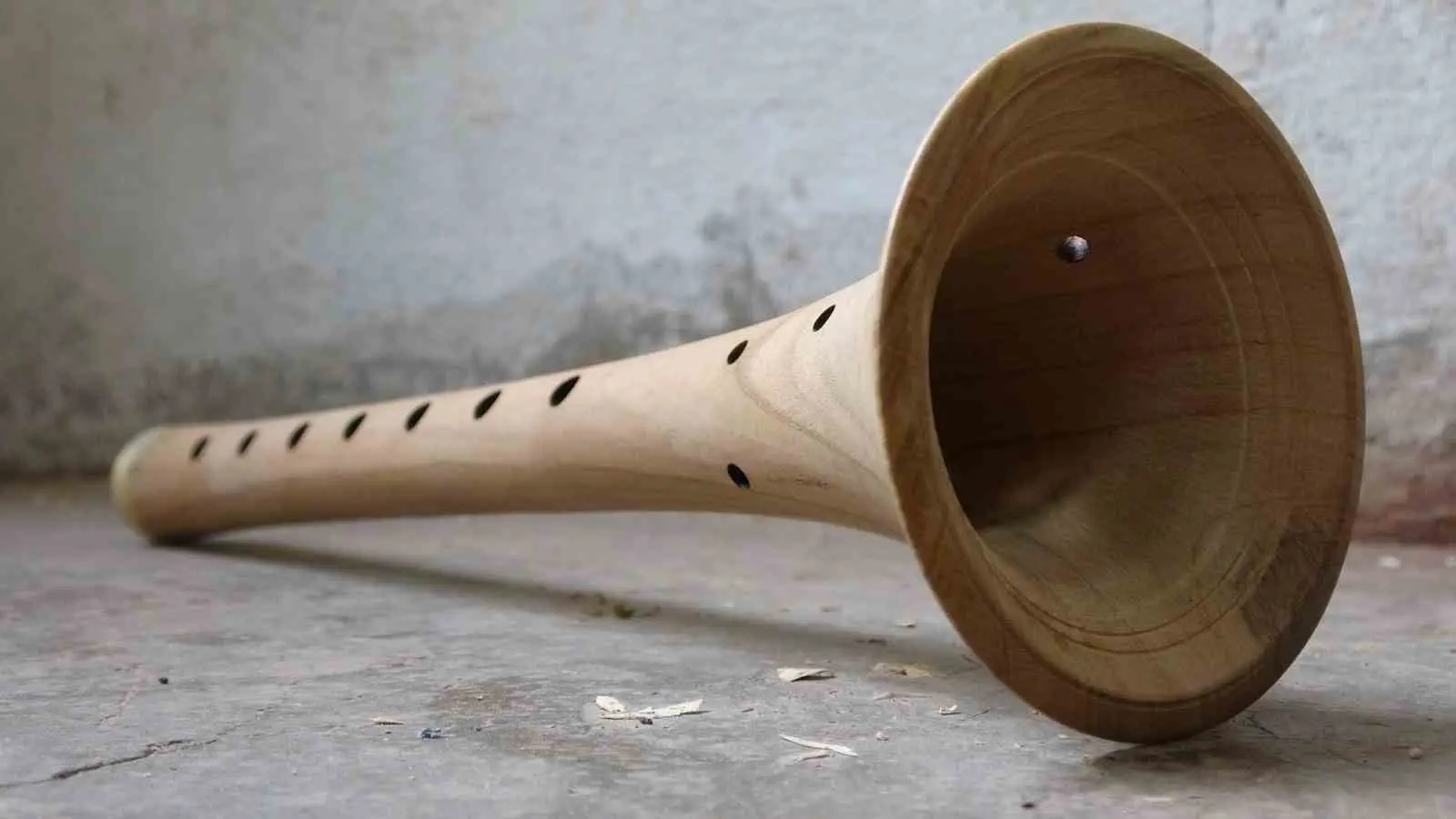 Eğlencelerin simgesi zurnayı 55 yıldır ağaçlara şekil vererek üretiyor
