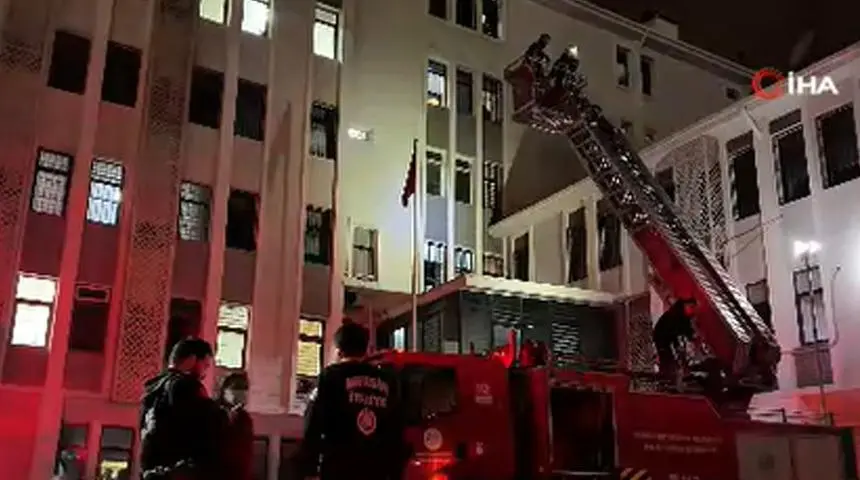 Mersin'de emniyetin ek binasında çıkan yangın büyümeden söndürüldü - Güncel  Haberler