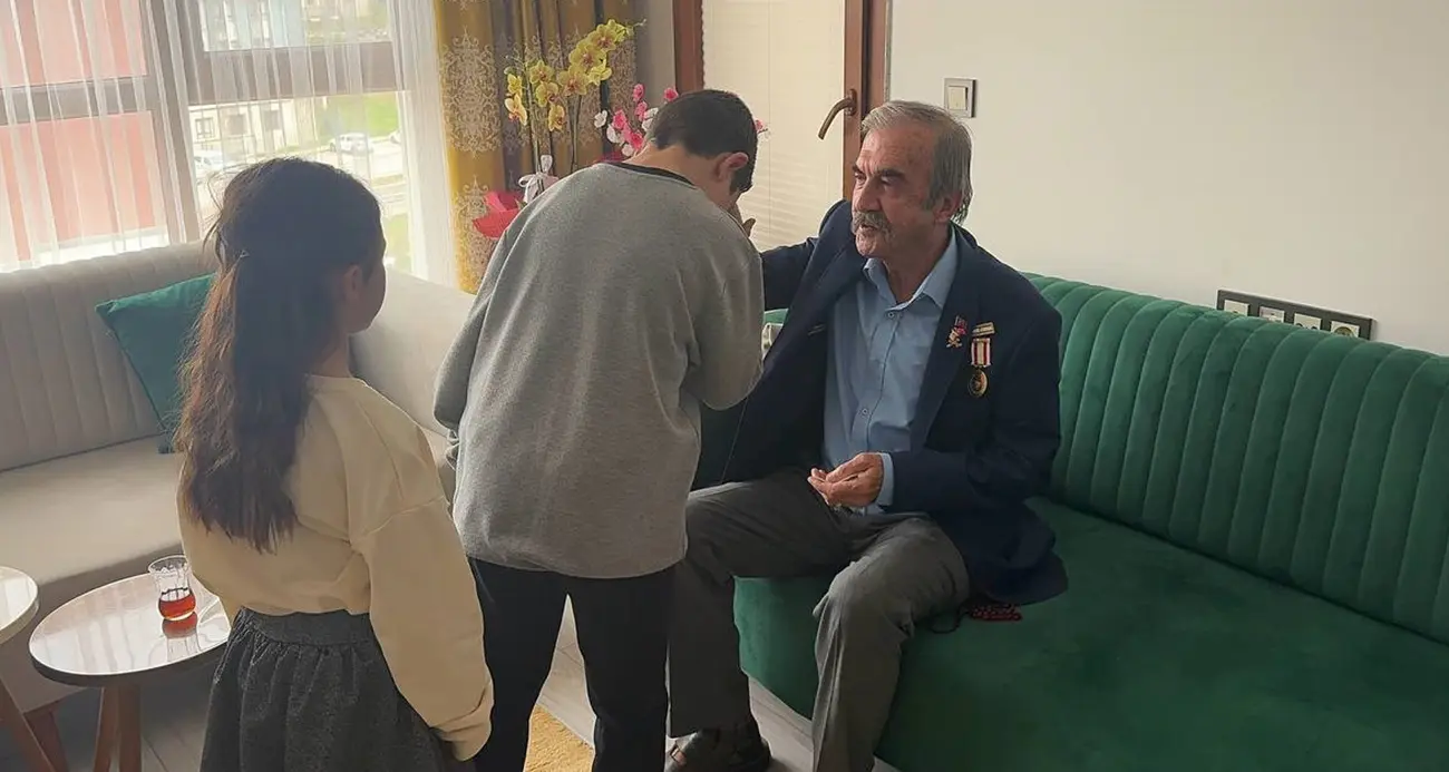 Depremzede Eroğlu ailesi yeni evlerinde ilk bayram sevincini yaşadı