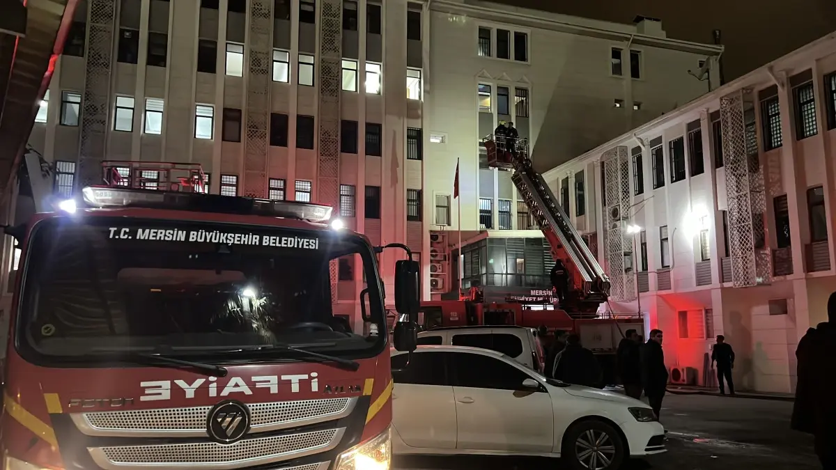 Mersin'de emniyetin ek binasında çıkan yangın büyümeden söndürüldü