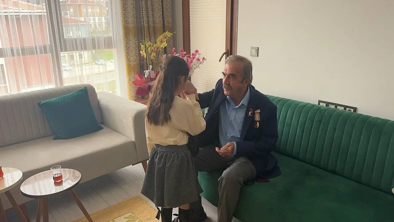 Depremzede Eroğlu ailesi yeni evlerinde ilk bayram sevincini yaşadı - Niğde  DMC Haber, Niğde, Haber, Niğde Haberleri, Son Dakika, Doğru ve Hızlı Haber