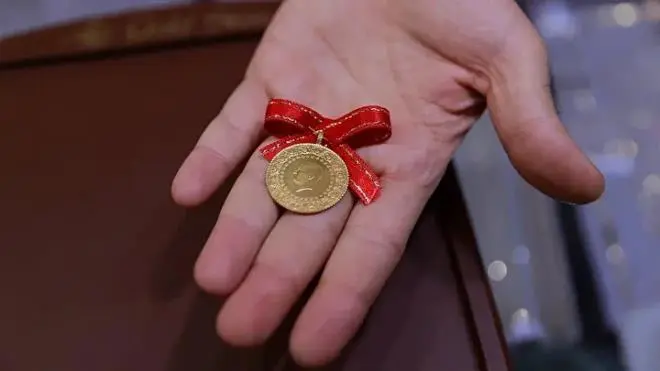 <h2>Gram altın için kritik eşikler</h2><p><br></p><p>İç piyasada gram altın yatırımcısına da seslenen Memiş, "Bu düşüşler kalıcı değil, ilave yapmanın tam zamanı" diyerek hem dijital ekranlar hem de fiziki piyasalar arasındaki fiyat makasına dikkat çekti:</p><p><br></p><p>"Gram altın TL fiyatı serbest piyasalarda 7.020 lira seviyesinde. En son kendi kişisel pozisyonumda 7.214 TL ve 7.300 TL seviyelerinin bile ucuz olduğunu belirtmiştim; şu anki rakamlar oldukça düşük."</p>