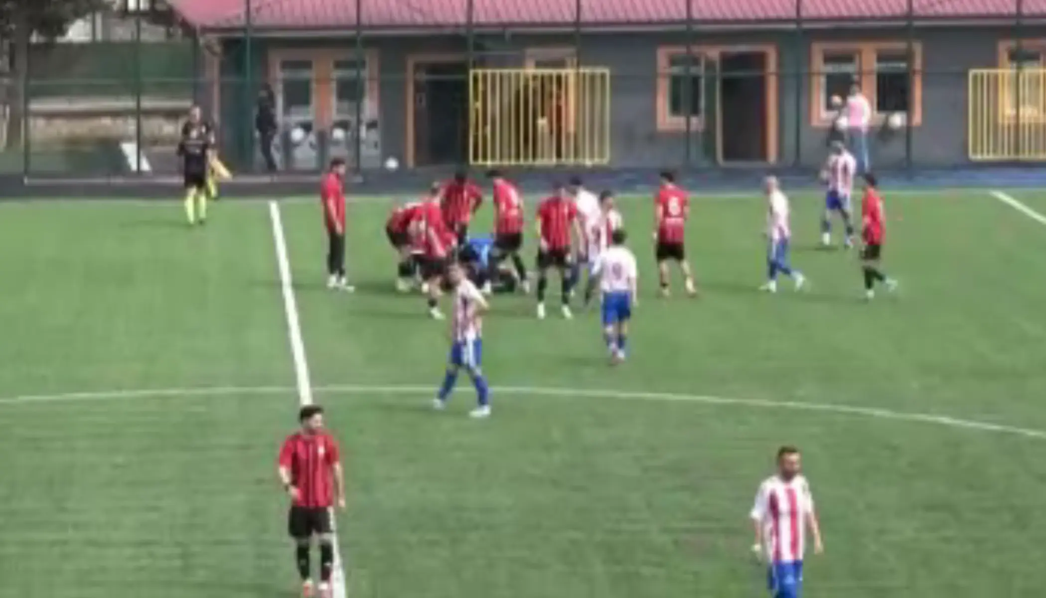 Bilinci kapanan futbolcu dakikalarca ambulans bekledi. Şoför aracın başında değildi | NTV Haber