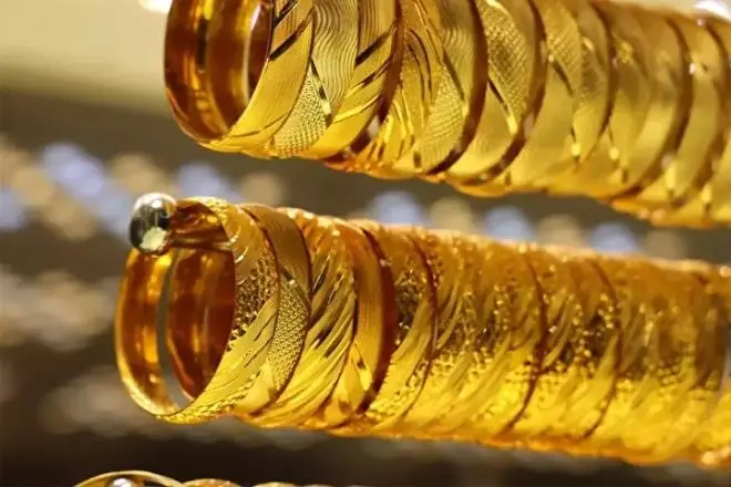 <h2>Düşüşün iki ana nedeni ve 'fırsat' vurgusu</h2><p><br></p><p>Altın fiyatlarında yaşanan geri çekilmenin kalıcı olmayacağını savunan uzman isim, değerli metallerdeki baskılanmanın nedenlerini şu sözlerle ifade etti:</p><p><br></p><p>"Uluslararası piyasalarda ons altın 4.705 dolar seviyesinde ve %2,36'lık bir değer kaybıyla haftayı kapatıyor. Altın, gümüş ve tüm metallerdeki bu sert gerilemenin iki ana nedeni var: Birincisi, petrol fiyatlarının %4 civarında prim yaparak 111-115 dolar bandına yükselmesi; ikincisi ise dolar endeksinin tekrar 100 seviyesinin üzerine çıkmasıdır. Mevcut düşüş trendindeki baskılanma ve manipülasyon fiyatlaması kalıcı değildir. Özellikle altın borcu olanlar, düğün yapacaklar veya elinde dövizi olan yatırımcılar için bu seviyeler muhteşem fırsatlardır."</p>