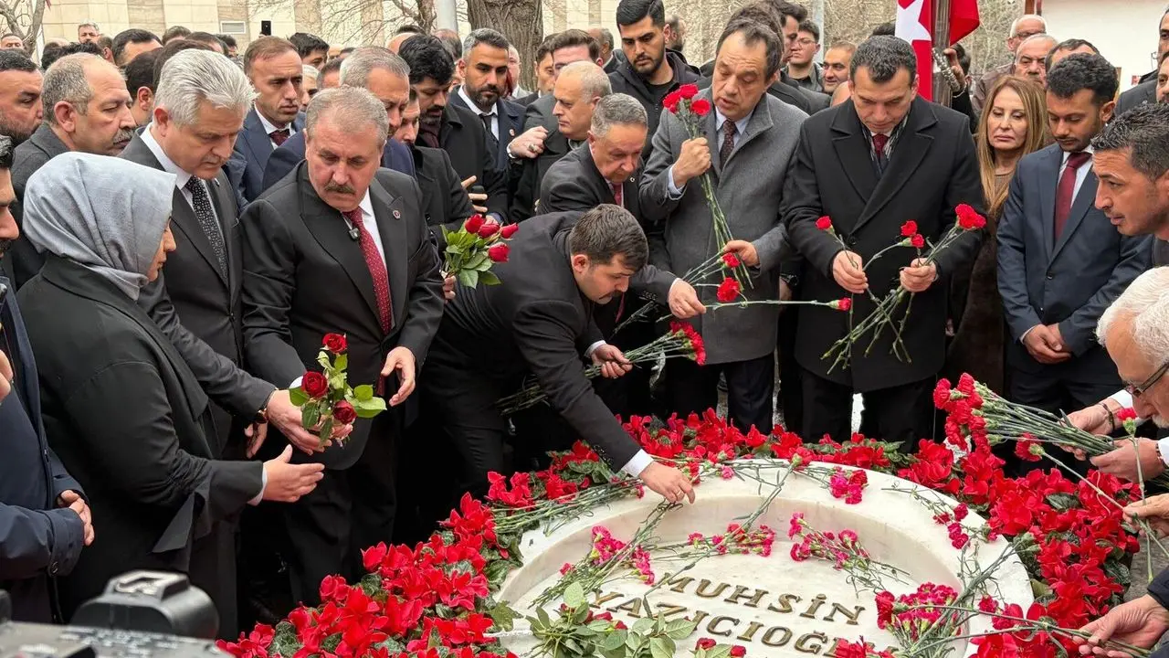 Muhsin Yazıcıoğlu, vefatının 17. yıldönümünde kabri başında anıldı -  Nöbetçi Gazete