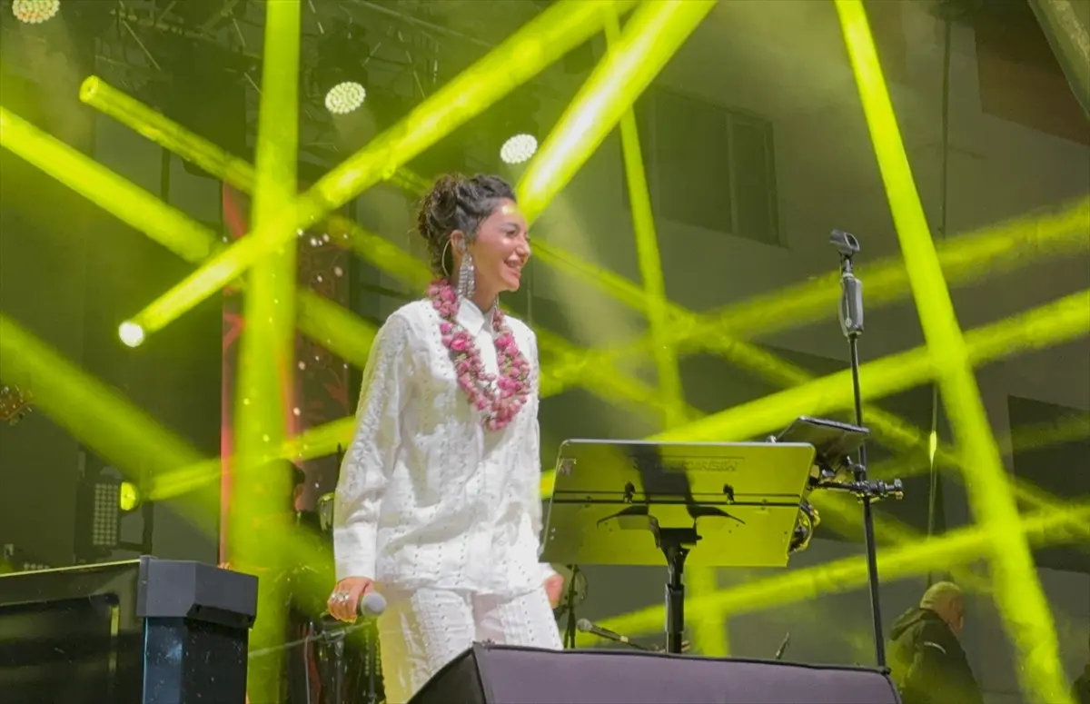 Isparta'da 2025 Uluslararası Gül Festivali kapsamında şarkıcı Öykü Gürman  konser verdi - Haber 1