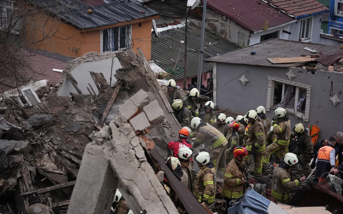 İstanbul Fatih'te bitişik 2 bina çöktü
