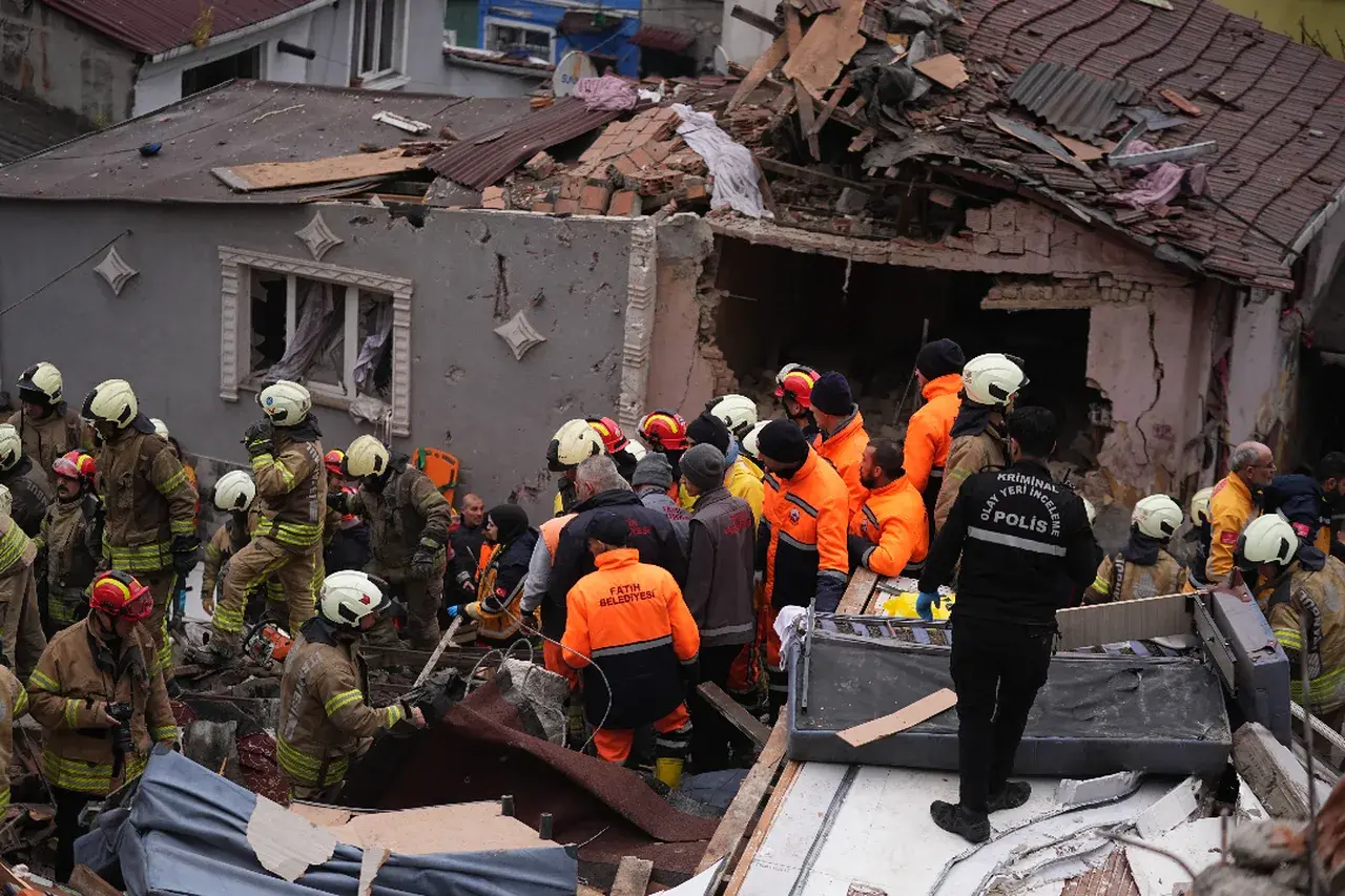 Fatih'te çöken binaya ilişkin valilikten açıklama geldi! İstanbul'da deprem  mi oldu? | Türkiye Gazetesi