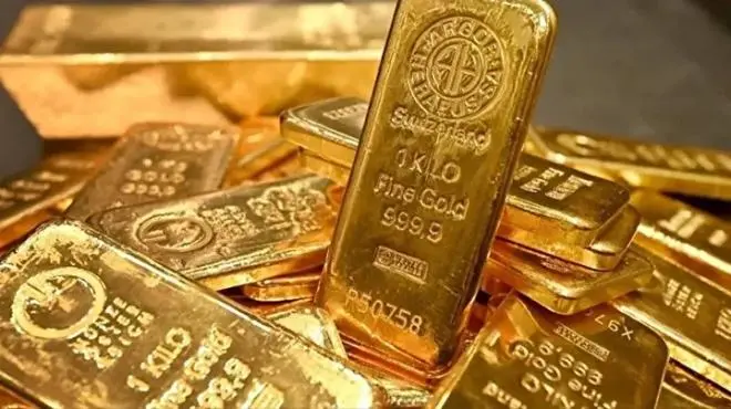 <h2>Önümüzdeki hafta beklentisi</h2><p><br></p><p>Petrol fiyatlarında yaşanacak olası bir geri çekilmenin altını yeniden ateşleyeceğini belirten Memiş, yönün önümüzdeki hafta itibarıyla yukarı döneceğini öngördüğünü şu açıklamalarla dile getirdi:</p><p><br></p><p>"Petrol 115 dolara gittiği zaman ons altın 4.700'e geldi. Peki, tekrar 4.700 dolar seviyesinden 4.950-4.970 denemesini yapar mı? Yapar. Ne zaman yapar? Önümüzdeki hafta yapar. Çünkü petrol fiyatlarındaki 95 dolar seviyesine doğru beklediğim gerileme, altın tarafındaki bu yükselişi destekleyecektir. Şu an aşağıda 4.680 ve 4.630 dolar destek seviyeleri olsa da bu fiyatlar kalıcı değildir."</p>