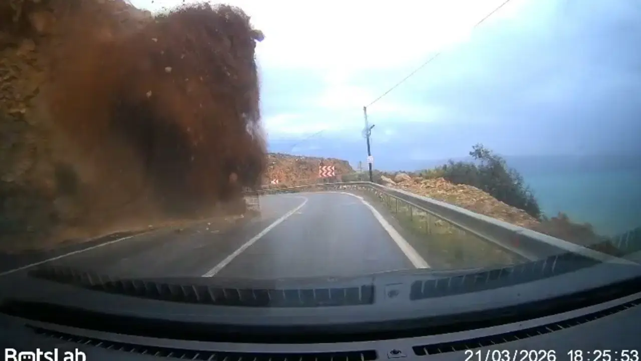 Mersin-Antalya kara yolundaki heyelan araç kamerasında: Ölümden kıl payı  kurtuldu - Son Dakika Türkiye Haberleri | Cumhuriyet