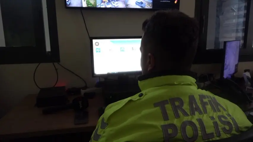 Bayram öncesi trafikte kırmızı ışık denetimi: Kural ihlali yapanlar kamerayla tespit edilip, telefonla arandı