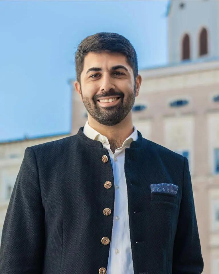 bir veya daha fazla kişi, sakal ve gülümseyen insanlar görseli olabilir