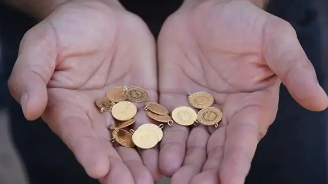 "Bu düşüşler çok kalıcı değil; bu fiyatlardan mutlaka ilave yapmak gerektiğini şahsen düşünüyorum. Alım yapmanın mutlaka önemli bir karar olduğunu düşünüyorum. Ekranlarda fiyatın 7.000 TL altına sarktığını görebiliriz ancak fiziki tarafta kuyumculardan 7.000 TL altına gram altın almanızın çok mümkün olacağını düşünüyorum."