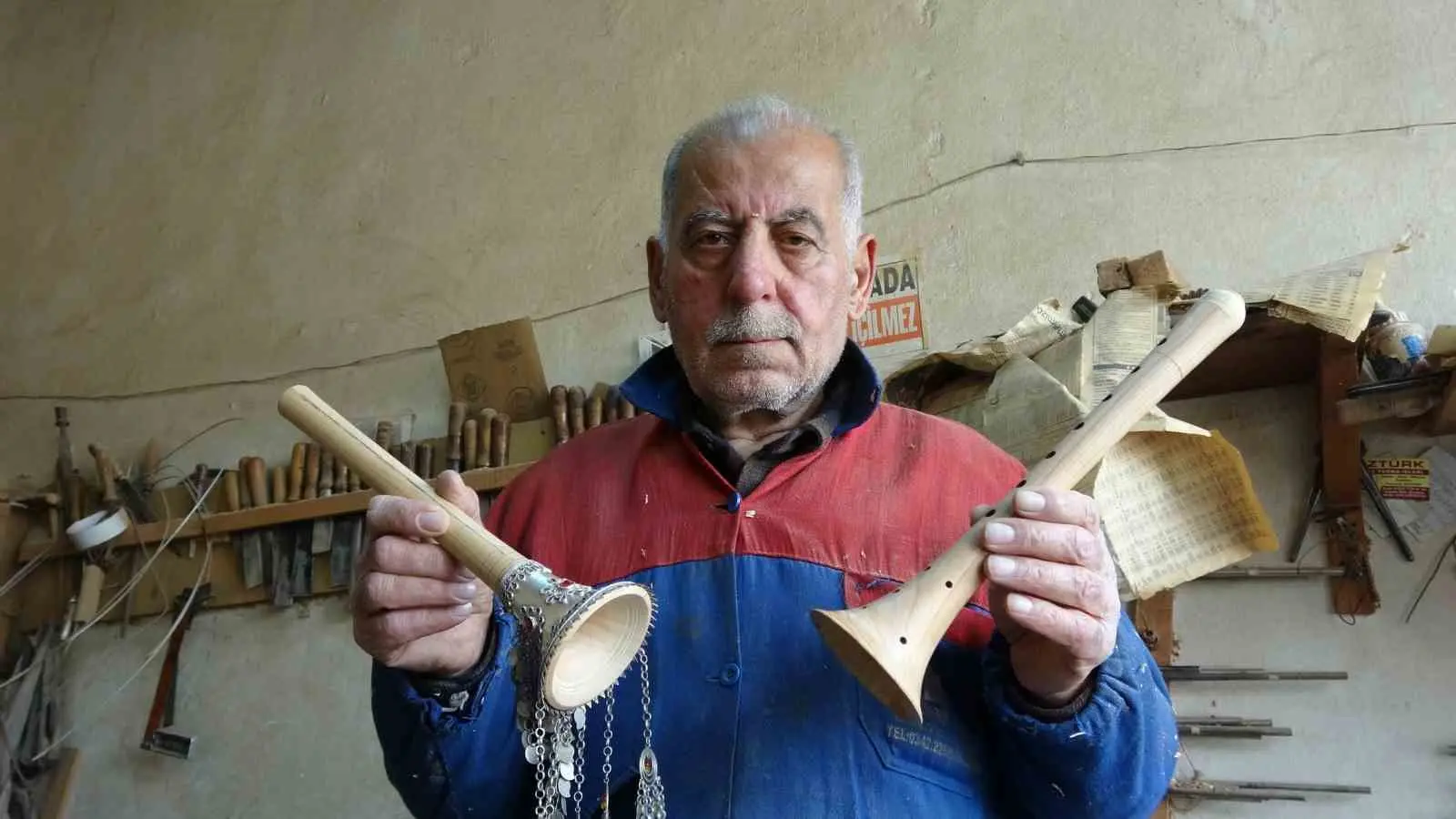 Eğlencelerin simgesi zurnayı 55 yıldır ağaçlara şekil vererek üretiyor