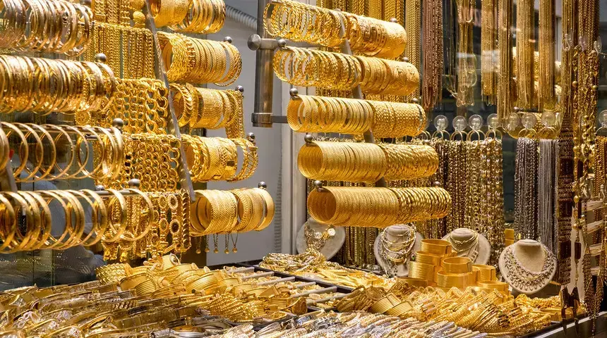 Küresel altın piyasası, son 20 yılın en zayıf aylık performanslarından birini sergileyerek şubat sonunda yaklaşık %13’ün üzerinde değer kaybetti. Ancak bu geri çekilme, önde gelen bankalar tarafından kalıcı bir düşüşten ziyade “alım fırsatı” olarak değerlendiriliyor. Ons altın 4.600 dolar seviyelerinde dengelenmeye çalışırken, piyasanın aşırı satım bölgesine girdiği yorumları öne çıkıyor.