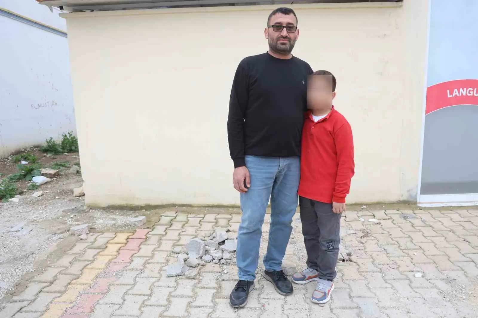 Ellerindeki oyuncak silahla 11 yaşındaki çocuğun önünü kesen 3 akranı para  istedi - Herkes Duysun