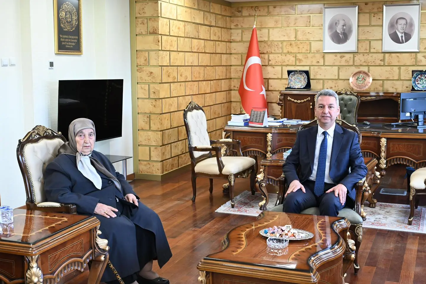 Oval Ofis ve yazı görseli olabilir