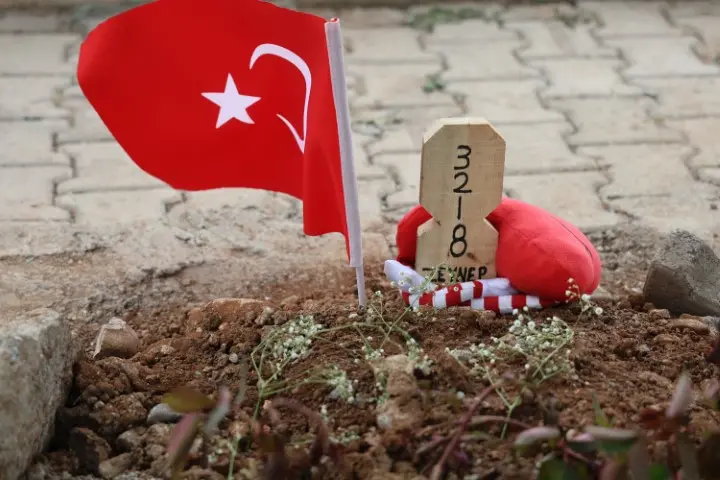 Saldırıda ölen 4 öğrencinin mezarında hüzün ve gözyaşı hakim