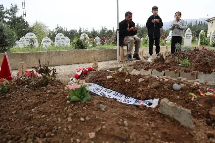 Saldırıda ölen 4 öğrencinin mezarında hüzün ve gözyaşı hakim