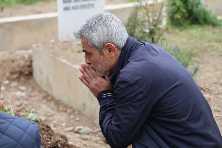 Saldırıda ölen 4 öğrencinin mezarında hüzün ve gözyaşı hakim