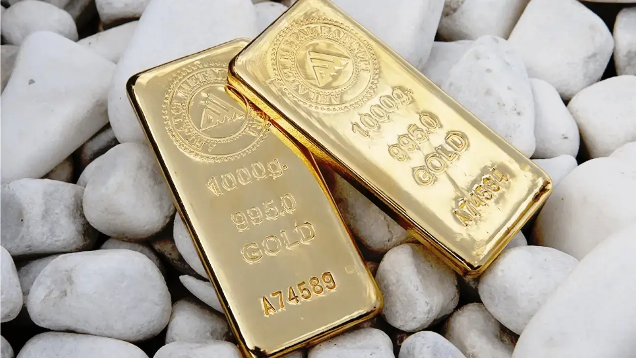 Commerzbank: Altın ve gümüşte yukarı revizyonAlman finans kuruluşu Commerzbank da tahminlerini yukarı yönlü güncelledi. Banka, ons altının yıl içinde 5.000 dolara, 2027’de ise 5.200 dolara ulaşmasını bekliyor. Analizde, özellikle faiz politikalarındaki değişim ve reel faizlerdeki düşüşün altını destekleyeceği vurgulandı.