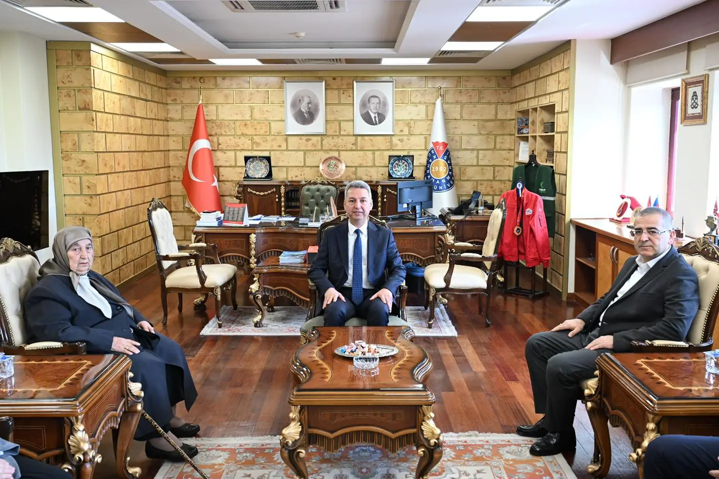 Oval Ofis ve yazı görseli olabilir