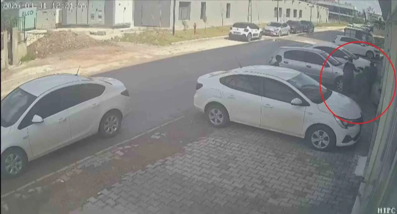 Ellerindeki oyuncak silahla 11 yaşındaki çocuğun önünü kesen 3 akranı para  istedi