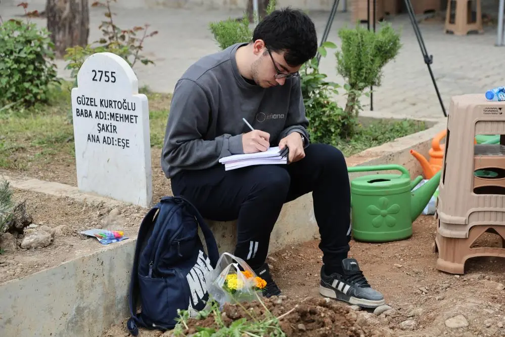 Saldırıda ölen çocukların mezarına duygulandıran not bırakıldı