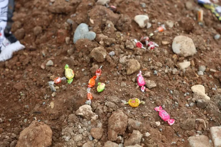 Saldırıda ölen 4 öğrencinin mezarında hüzün ve gözyaşı hakim