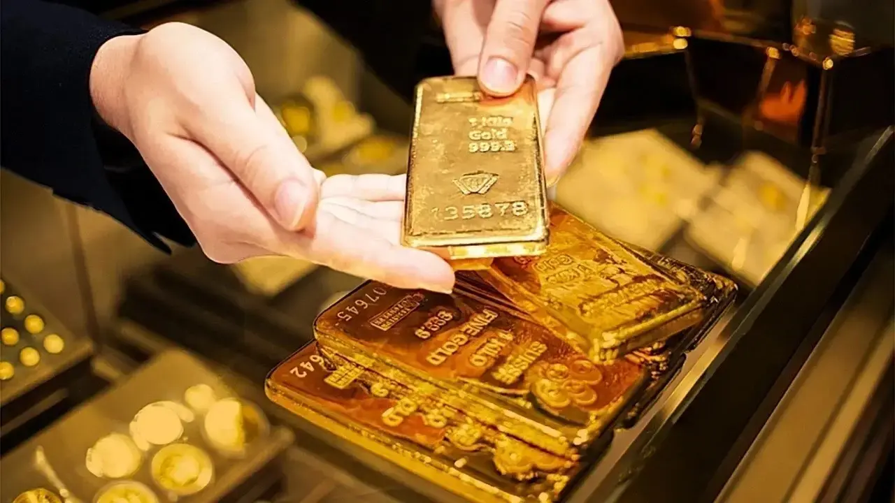 Goldman Sachs: 5.400 dolar hedefiGoldman Sachs, altın fiyatlarına ilişkin beklentilerini yukarı yönlü revize etti. Banka, ons altının 2026 yılı sonunda 5.400 dolara ulaşabileceğini öngörürken, kısa vadede de yükseliş potansiyeline dikkat çekti. Ay sonu için 4.673 dolar, ikinci çeyrek için ise 4.865 dolar seviyeleri hedef olarak gösterildi. Bu senaryoda gram altının da kur etkisiyle önemli ölçüde değer kazanabileceği ifade ediliyor.