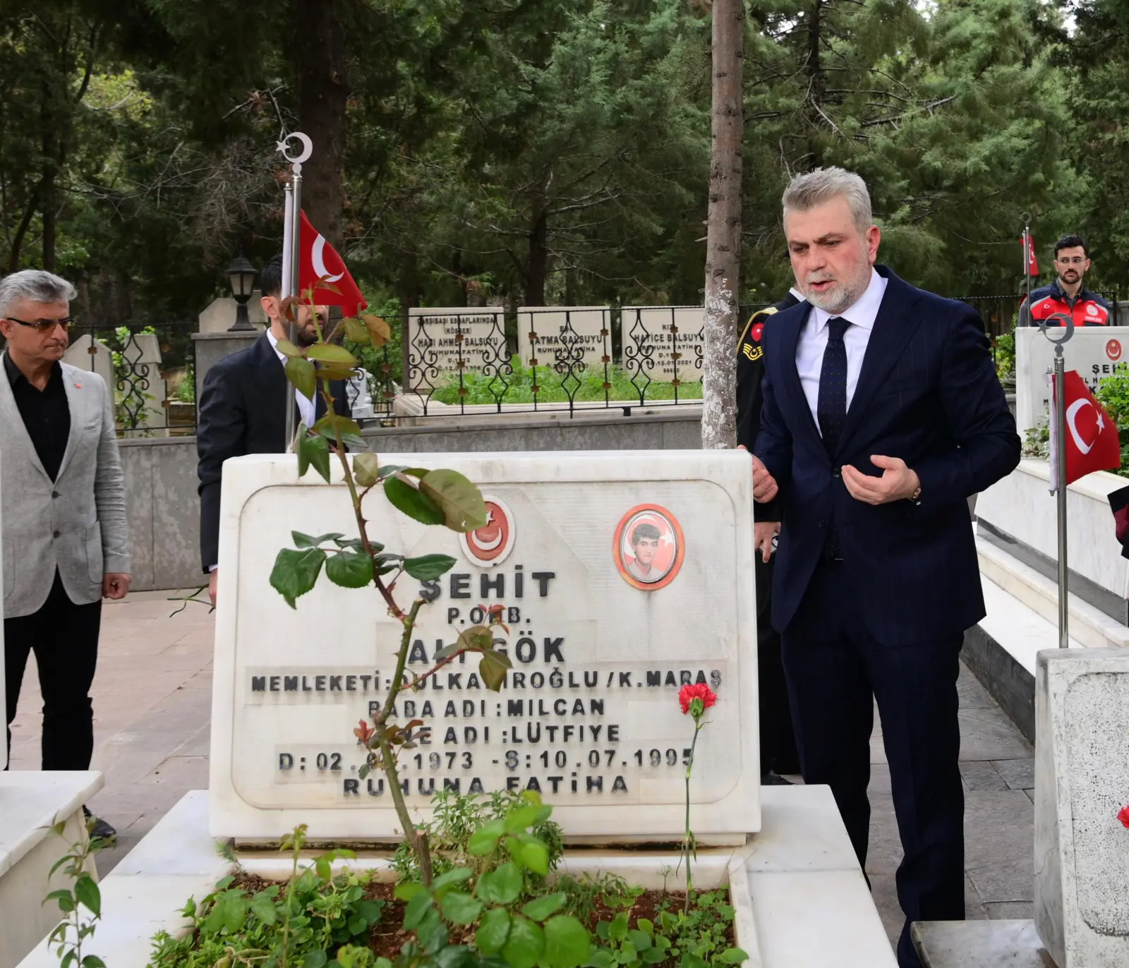 Bayram Arifesinde Aziz Şehitler ve Deprem Şehitleri Kabri Başında Dualarla  Yâd Edildi | Kahramanmaraş Büyükşehir Belediyesi