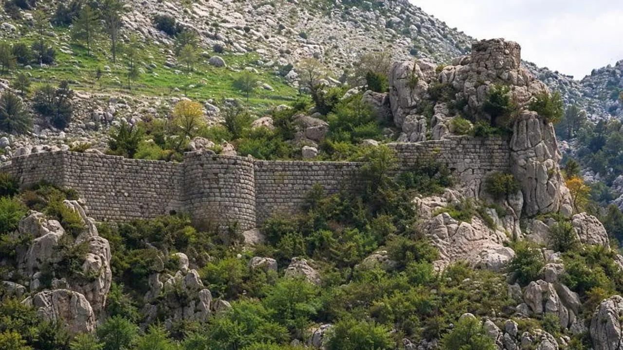 Kahramanmaraş'ta kayalıkların arasında saklanan tarihi kale dikkat çekiyor - Kahramanmaraş Manşet Gazetesi -Kahramanmaraş son dakika