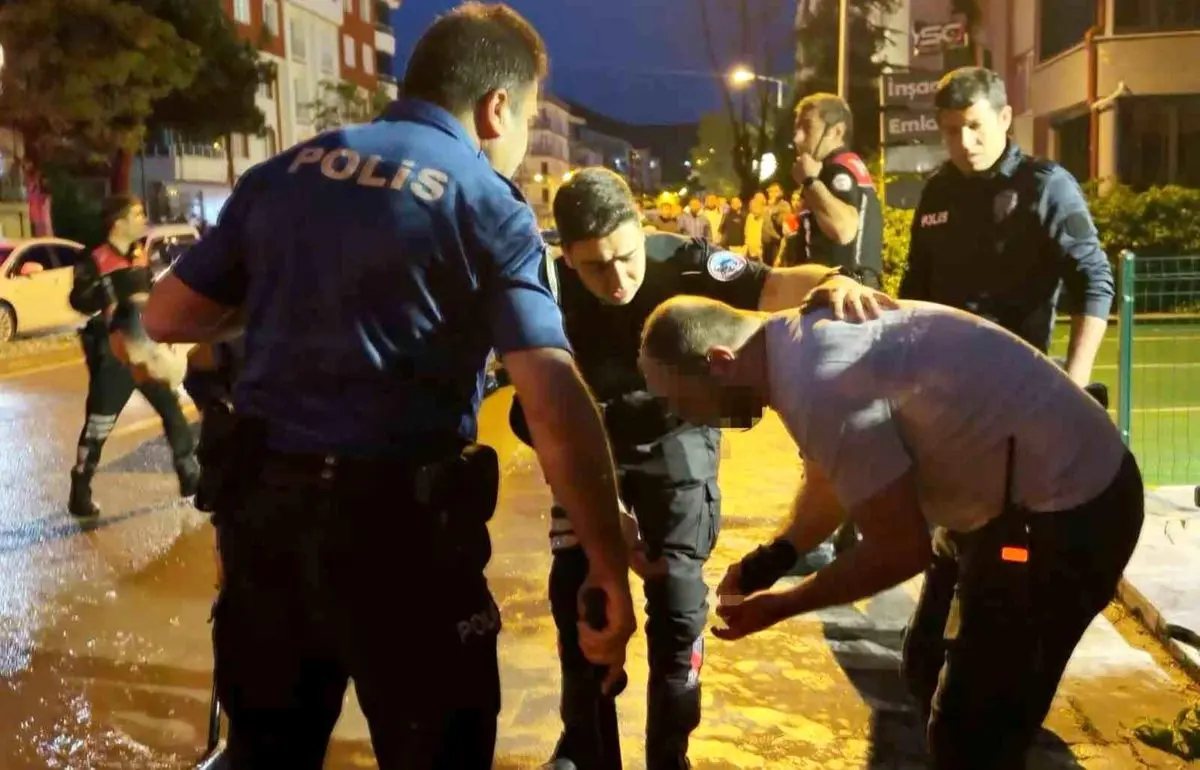 Öfkeli baba, kızını rahatsız eden gencin kulağını kesti: 1'i polis 2 yaralı - Haberler