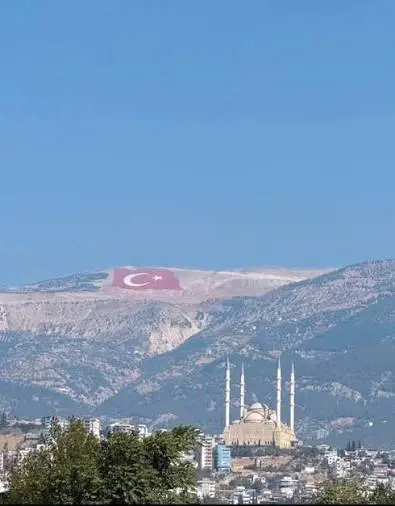 🇹🇷 Dünyanın en büyük Türk bayrağı! 🇹🇷 Kahramanmaraş'ın Ahır Dağı'na dikilen bu devasa bayrak, tam 46.000 m² büyüklüğünde ve milli birlik ile gururun simgesi. 🏔✨ Bayrak, 30 Ağustos 2025'te Büyük Taarruz'un 103.