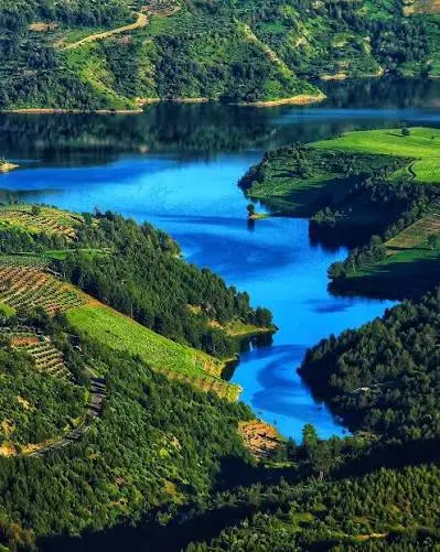Kahramanmaraş - Ceyhan Nehri üzerine kurulan barajlardan Sır Barajı, ilkbaharda eşsiz görsel sunuyor!😍 Sen de maviyle yeşilin benzersiz uyumunu görmek ve fotoğraflamak için Kahramanmaraş'a davetlisin. 🌊 🌲 İlkbaharla birlikte uyanan Kahramanmaraş ...