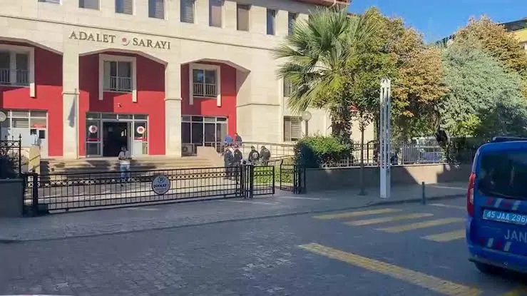 Manisa'da 11 öğrencinin yaralandığı silahlı saldırıda 10 şüpheli adliyeye sevk edildi İhlas Haber Ajansı