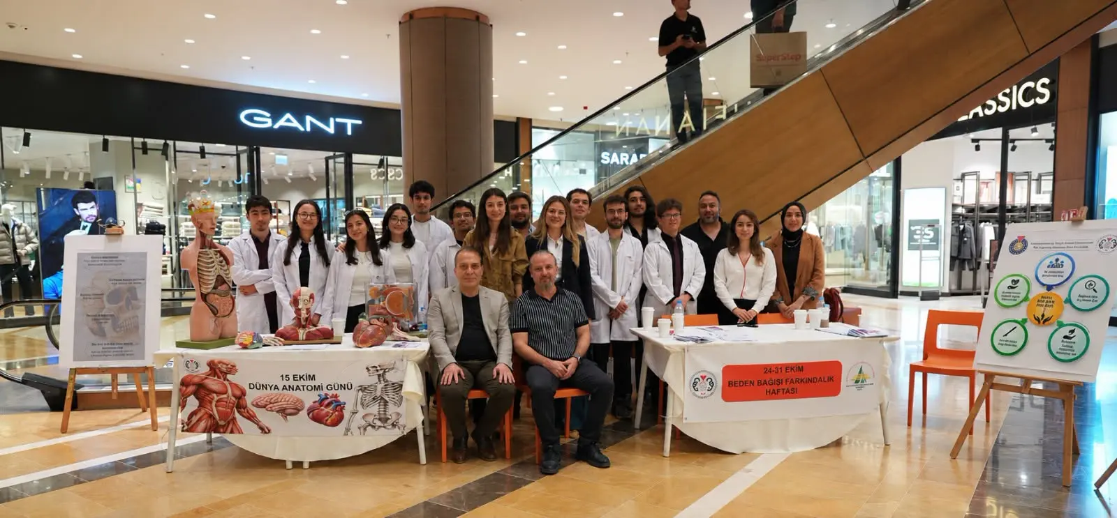 bir veya daha fazla kişi, hastane ve yazı görseli olabilir