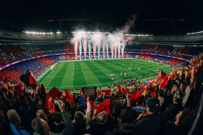 futbol, futbol ve kalabalık görseli olabilir