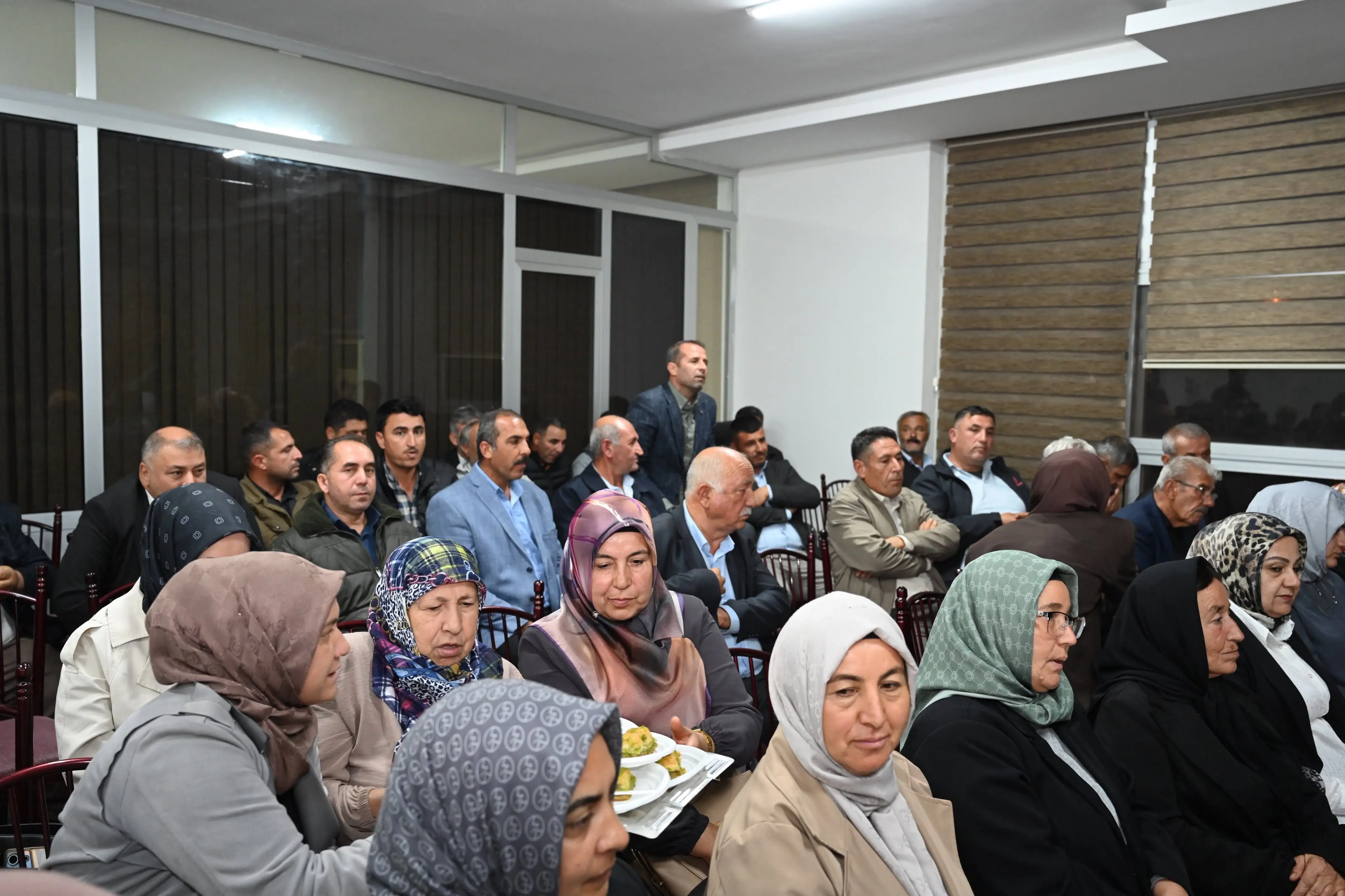 bir veya daha fazla kişi ve yazı görseli olabilir
