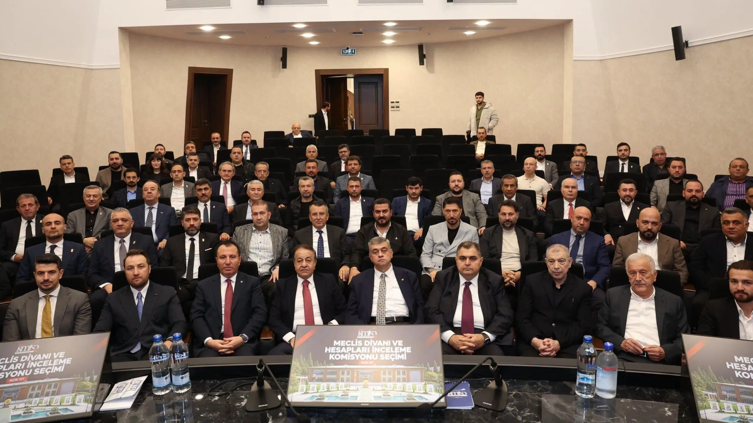 bir veya daha fazla kişi, kürsü ve yazı görseli olabilir