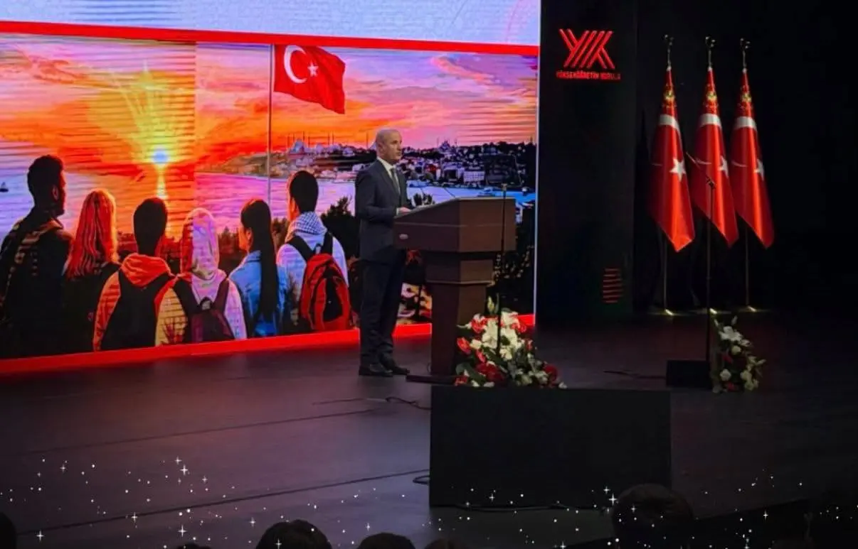 hoparlör, kürsü, haber odası ve yazı görseli olabilir