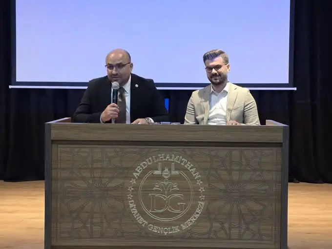 kürsü ve yazı görseli olabilir