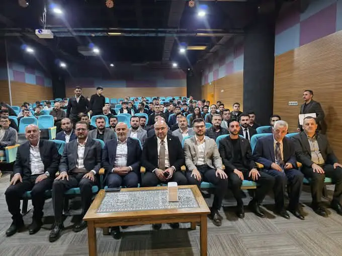 bir veya daha fazla kişi, haber odası ve yazı görseli olabilir