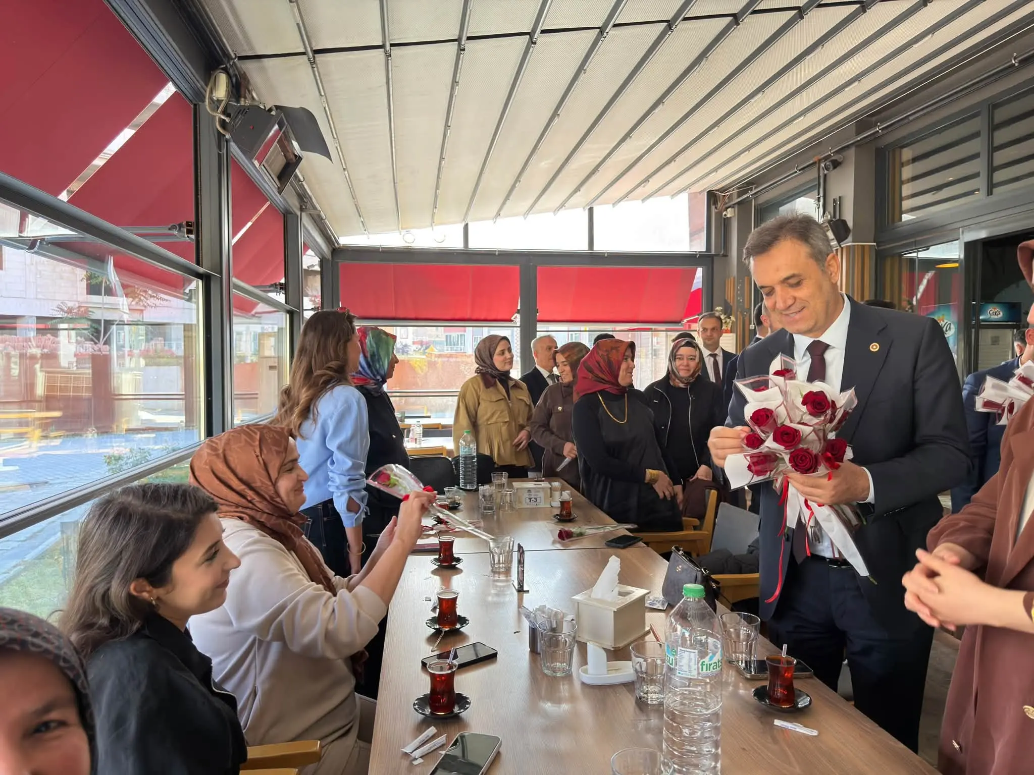 bir veya daha fazla kişi ve satranç görseli olabilir